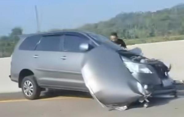 RINGSEK - Tangkapan layar video mobil Innova yang ringsek seusai kecelakaan dengan truk tronton di  ruas Tol Semarang-Solo, tepatnya KM452+400A, Kota Salatiga pada Sabtu (26/10/2024) pagi. (dok warga/istimewa)