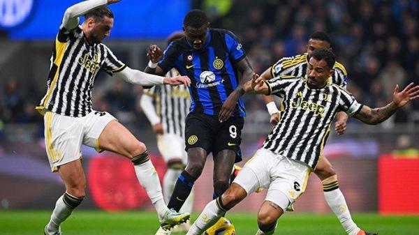 Penyerang Inter Milan (tengah) Marcus Thuram mendapat kepungan dari para pemain Juventus pada laga Derby d Italia, di Stadion Giuseppe Meazza, Senin (5/2/2024).