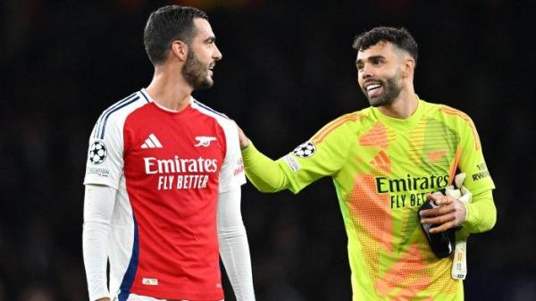 Pemain Arsenal Mikel Merino dan David Raya. (Twitter/@Arsenal)
