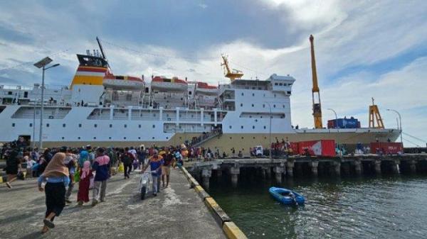KM Labobar sandar di Pelabuhan Samabusa, Nabire, Papua Tengah.