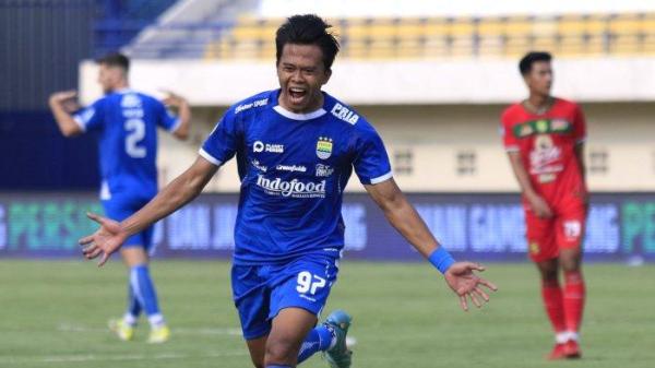 Pemain Persib Bandung, Edo Febriansah melakukan selebrasi seusai mencetak gol ke gawang Persebaya Surabaya pada lanjutan Liga 1 2024-2025 di Stadion Si Jalak Harupat, Kabupaten Bandung, Jawa Barat, Jumat (18/10/2024).
