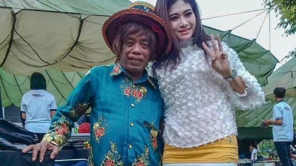 Pose Pak Tarno bersama istrinya, seorang pramugari cantik