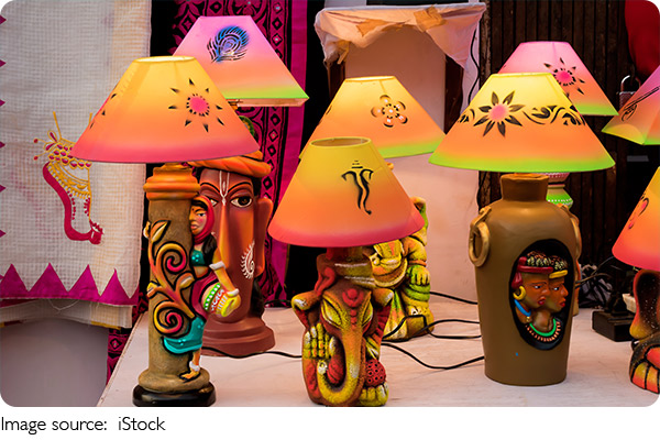 Chọn đèn bàn chuẩn sáng