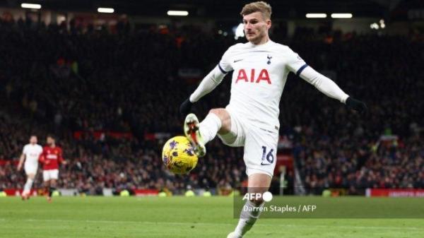 Striker Tottenham Hotspur asal Jerman #16 Timo Werner mengontrol bola selama pertandingan sepak bola Liga Premier Inggris antara Manchester United dan Tottenham Hotspur di Old Trafford di Manchester, barat laut Inggris, pada 14 Januari 2024.
Darren Staples / AFP