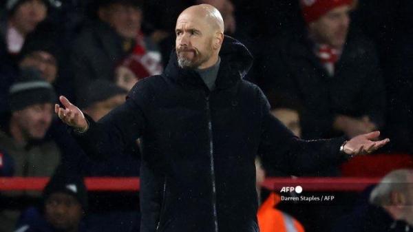 Manajer Manchester United, Erik ten Hag memberi isyarat selama pertandingan Liga Inggris kontra Nottingham Forest di The City Ground pada 30 Desember 2023.