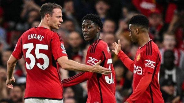 Gelandang Manchester United, Kobbie Mainoo, merayakan gol ke gawang Newcastle United dalam lanjutan Liga Inggris 2023-2024 di Stadion Old Trafford, Rabu (15/5/2024)