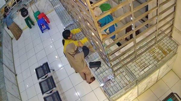 Dua emak-emak tengah melancarkan aksi mencuri emas di Jalan Panglima Sudirman, Kelurahan Mangunharjo, Kecamatan Mayangan, Kota Probolinggo.