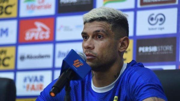 Penyerang Persib Bandung, Ciro Alves memberikan keterangan pers menjelang pertandingan melawan Semen Padang, Kamis, 31 Oktober 2024.