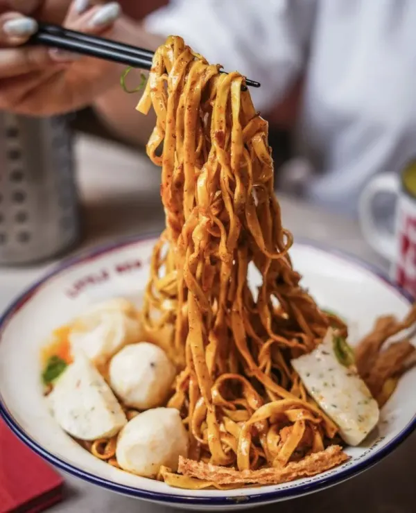 Pedas Mantap! Mie Chili Oil di Sini Pakai Bahan-bahan Premium