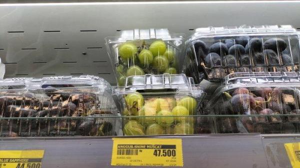 Anggur Shine Muscat masih dijual di sebuah supermarket di Tangerang Selatan, Rabu (30/10/2024). 