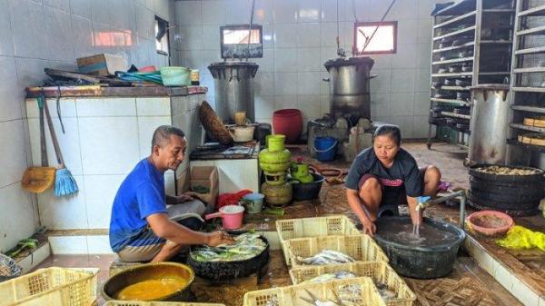 Aktivitas di dapur rumah produksi Bandeng Presto Bu Sufa'ati, Desa Dukutalit, Kecamatan Juwana, Pati, Rabu (11/9/2024)