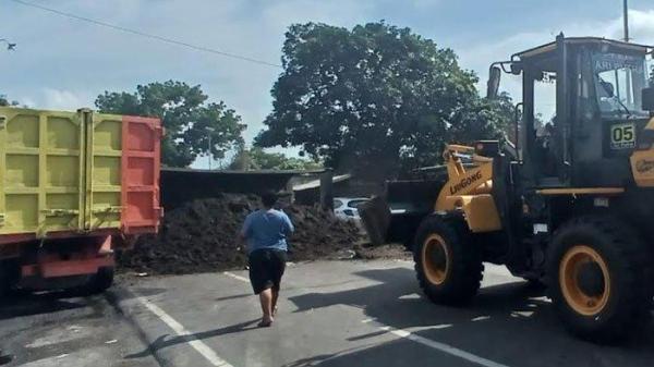 Kondisi truk bermuatan pasir yang terlibat kecelakaan beruntun di Jalan Nasional Wonorejo Lumajang Jawa Timur, Kamis (31/10/2024).