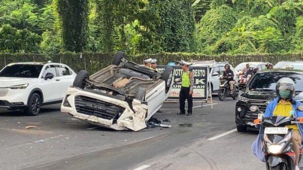 Kecelakaan terjadi di tanjakan Gombel Baru, Banyumanik, Kota Semarang pada Sabtu (2/11/2024) sekitar pukul 14.30 WIB. Sebuah mobil Avanza berpelat H1418VP mengalami kecelakaan hingga posisinya terbalik di depan Alam Indah. (TRIBUN JATENG/REZA GUSTAV)