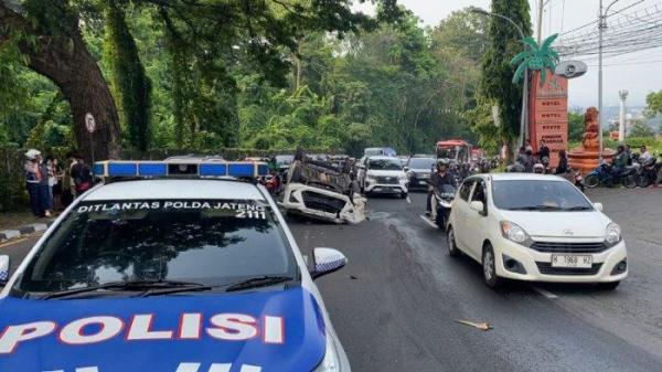 Kecelakaan terjadi di tanjakan Gombel Baru, Banyumanik, Kota Semarang pada Sabtu (2/11/2024) sekitar pukul 14.30 WIB.<div class=