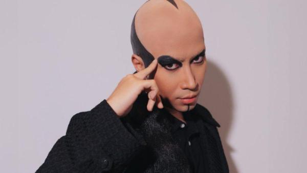Vidi Aldiano memakai eyeliner hitam tebal di mata khas Deddy Corbuzier