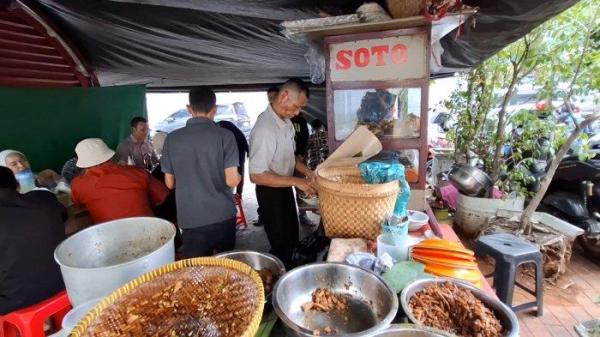 Bejo, pemilik Warung Nasi Pak Bejo, di kawasan Blok M, Kebayoran Baru, Jakarta Selatan, Selasa (29/10/2024).