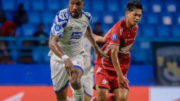 Pemain PSIS Semarang Boubakary Diarra saat berduel dengan pemain PSM Makassar Ananda Raehan pada laga lanjutan BRI Liga 1 2024/2025 pekan ke-6 di Stadion Batakan Balikpapan, Jumat (20/9/2024) - ist