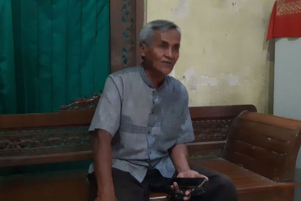 Pramono (67), pemilik UD Pramono, pengepul susu sapi ditemui di rumahnya di Desa Singosari, Kecamatan Mojosongo, Boyolali, Jawa Tengah, Senin (4/11/2024).