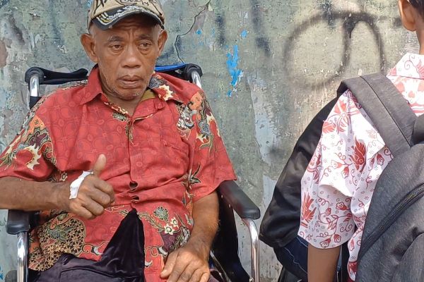 Pak Tarno berjualan di SDN Semper Barat 01, Cilincing, Jakarta Utara, Jumat (25/10/2024).