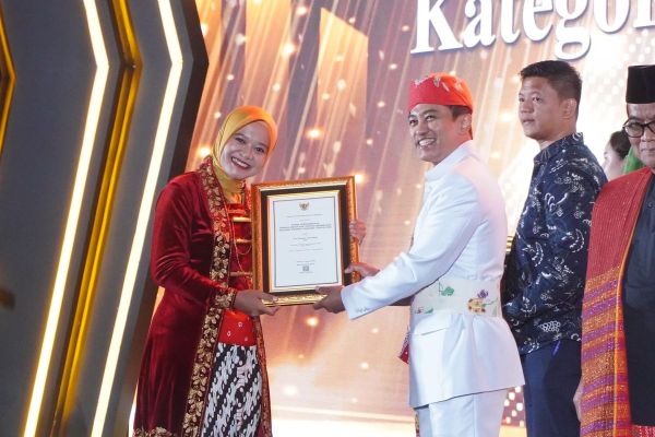 Bidan Eni selamatkan ibu melahirkan di perahu.