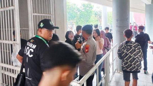 Ketua Panitia Pelaksana (Local Organizing Committee/LOC) Pertandingan Sriwijaya FC Liga 2 Tahun 2024/2025 Dwi Asa Verano, S.T., M.Kom dibantu aparat kepolisian memperketat keamanan setiap laga home di pintu masuk Stadion Gelora Sriwijaya Jakabaring Palembang.
