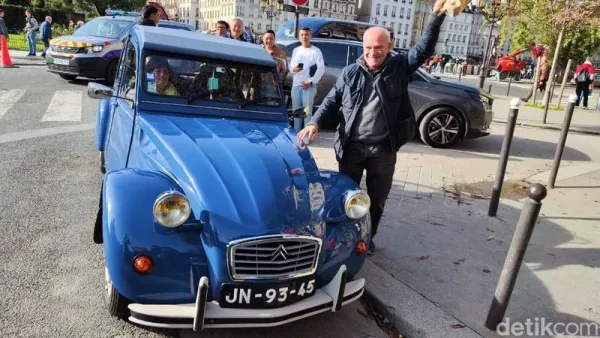 Mobil klasik Citroen 2CV seliweran di jalanan Paris, Prancis.