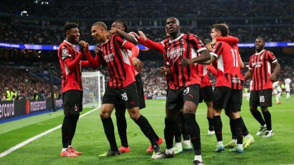 Bek AC Milan Malick Thiaw (2L) merayakan gol pertamanya selama pertandingan sepak bola hari ke-4 fase liga Liga Champions UEFA antara Real Madrid CF dan AC Milan di stadion Santiago Bernabeu di Madrid pada tanggal 5 November 2024.