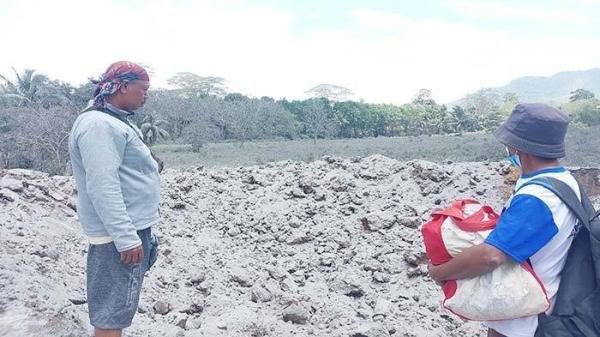 Lontaran material panas letusan Gunung Lewotobi Laki-laki meninggalkan banyak bekas lubang atau kubangan di Desa Klatanlo, Kecamatan Wulanggitang, Kabupaten Flores Timur, NTT.