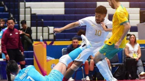 Aksi pivot Timnas Indonesia Evan Soumilena saat melawan Australia pada kompetisi Piala AFF Futsal 2024 Thailand.