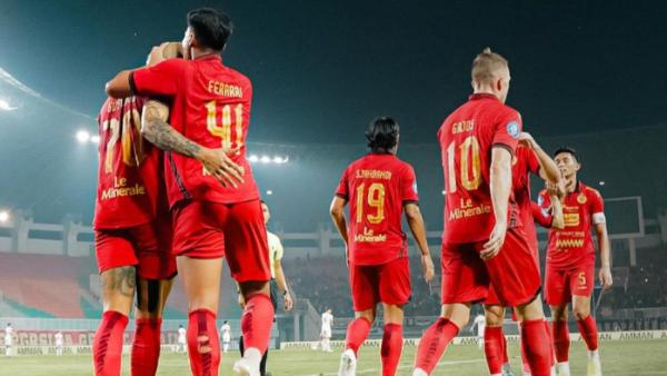 Para pemain Persija Jakarta melakukan selebrasi setelah mencetak gol ke gawang Madura United, Rabu (6/11/2024).