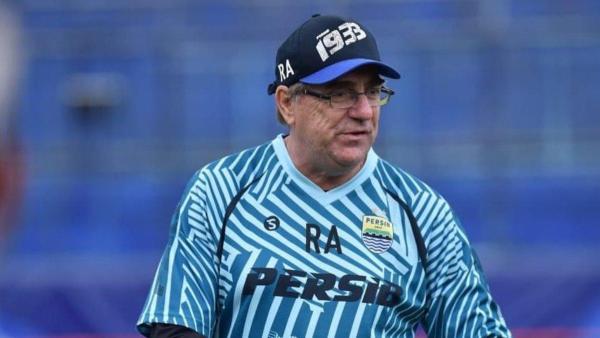 Potret Robert Alberts ketika menjadi pelatih Persib Bandung. Inilah profil Robert Alberts, mantan pelatih Persib Bandung yang miliki segudang pengalaman ciamik, kans jadi opsi menarik PSS Sleman.