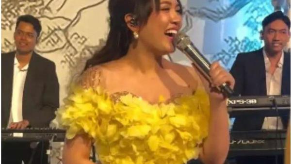 Banyak netizen yang justru salah fokus dengan bagian perut Happy Asmara.