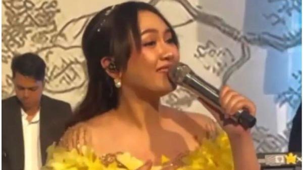 Meski sudah banyak yang menduga dirinya hamil, namun Happy Asmara masih belum memberikan konfirmasi soal kebenarannya. 