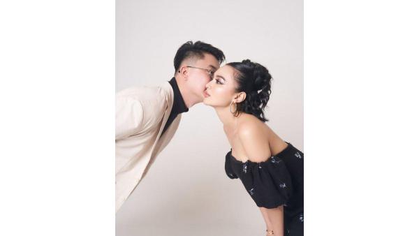 5 potret Wika Salim dan Max Adam lakukan pemotretan bersama,  Dicium kekasih