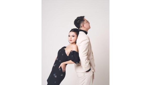 5 potret Wika Salim dan Max Adam lakukan pemotretan bersama, Senderan ke calon suami