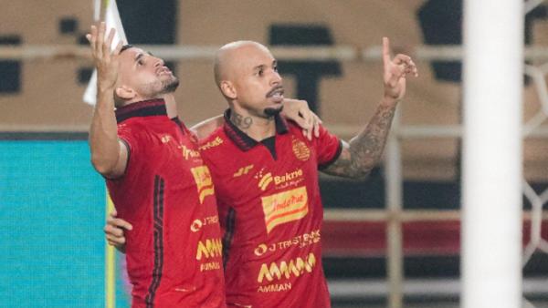 Potret selebrasi gol dari Pedro Dias (kiri) saat Persija Jakarta menang melawan Madura United di pekan ke-10 Liga 1 2024, Rabu (6/11). Pedro Dias mencetak gol keempat Persija Jakarta yang menang 4-1 atas Madura United.
