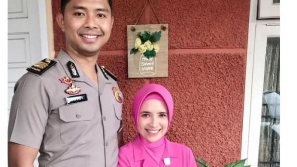 Diyanah Ulfah, yang dikenal luas karena perannya dalam serial kolosal Tutur Tinular, resmi menikah dengan Robby, seorang anggota kepolisian, pada tahun 2019. 
