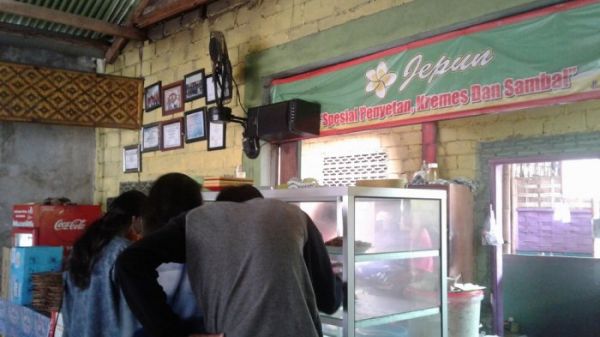 Pembeli memilih lauk di warung makan Jepun