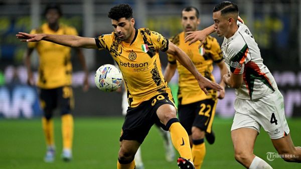 Pemain depan Inter Milan asal Iran #99 Mehdi Taremi (kiri) berebut bola dengan bek Venezia Indonesia #04 Jay Idzes selama pertandingan sepak bola Serie A Italia antara Inter Milan dan Venezia FC di stadion San Siro di Milan, pada 3 November 2024. <div class=