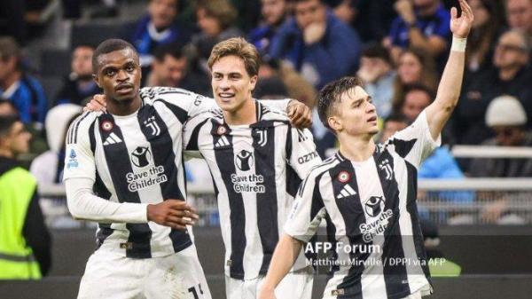 Kenan YILDIZ dari Juventus merayakan golnya bersama Pierre KALULU dari Juventus dan Francisco CONCEICAO dari Juventus selama pertandingan sepak bola Serie A kejuaraan Italia antara FC Internazionale dan Juventus FC pada 27 Oktober 2024 di stadion Giuseppe-Meazza (stadion San Siro) di Milan, Italia - Foto Matthieu Mirville (F Bertani) / DPPI