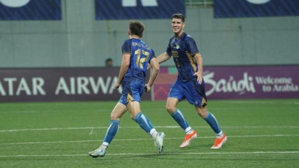 Gelandang PERSIB, Mateo Kocijan merayakan gol ke gawang Lion City Sailors bersama Nick Kuipers di Stadion Jalan Besar Singapura, Kamis, 7 November 2024.