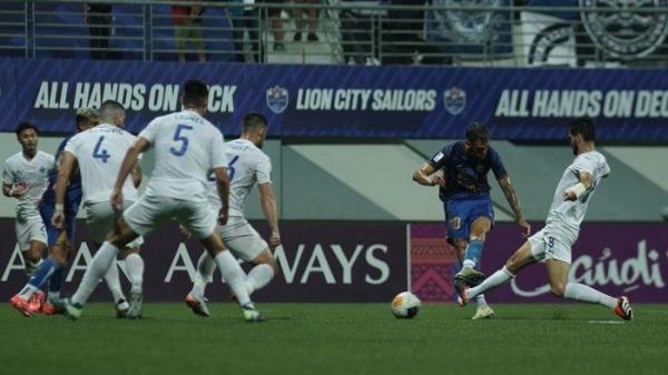 Gelandang PERSIB, Tyronne Del Pino dikepung para pemain Lion City Sailor di Stadion Jalan Besar Singapura, Kamis, 7 November 2024. (PERSIB.co.id/Rakha Hawadi)