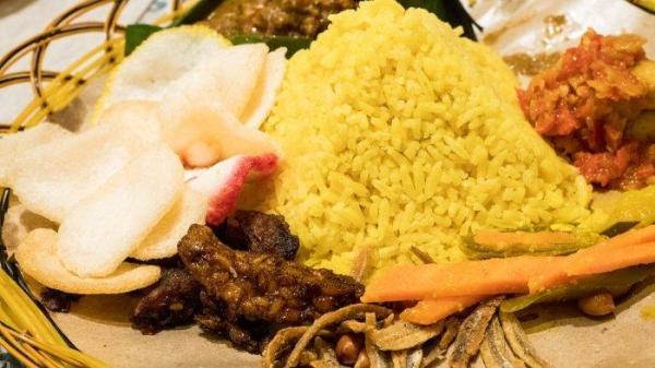 Ilustrasi sajian nasi kuning di Rumah Makan Saroja. <div class=