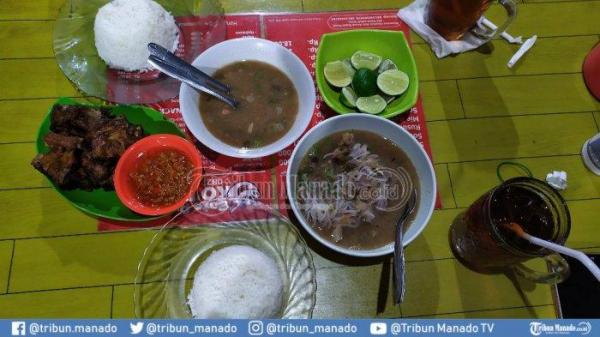 Sajian Soto Rusuk Ba Ko Petrus yang terkenal di Manado.