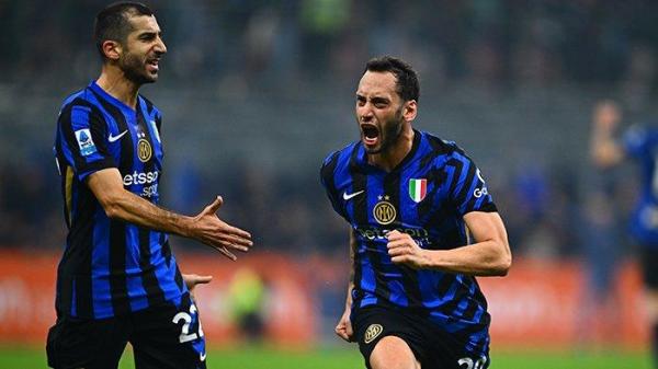 Selebrasi Hakan Calhanoglu (kanan) dan Henrikh Mkhitaryan, seusai mencetak gol pada laga Inter Milan vs Napoli, pekan 12 Liga Italia Serie A di Stadion Giuseppe Meazza, Senin (11/11/2024).
