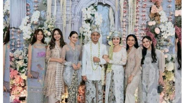 Yuki Kato, Jessica Mila, dan Enzy Storia terlihat bersama di acara pernikahan sahabat mereka, Febby Rastanty.