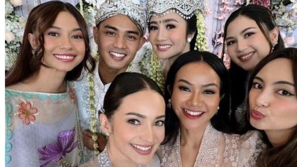 Kehadiran Yuki Kato, Jessica Mila, dan Enzy Storia menjadi salah satu momen paling dinanti di pernikahan Febby Rastanty.