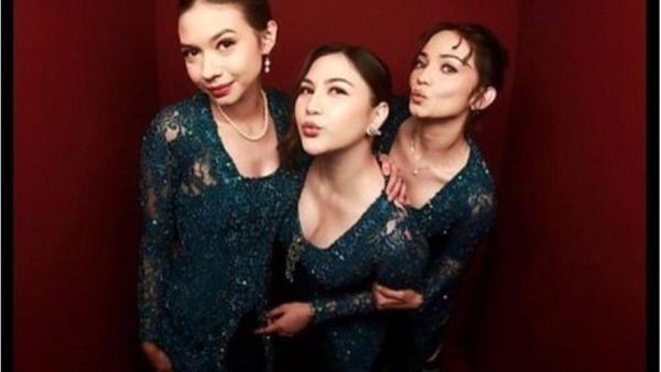 Mereka mengenakan kebaya hijau dengan sentuhan modern saat menjadi bridesmaid.