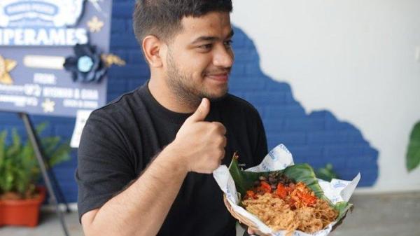 Youtuber Fadil Jaidi menyantap makanan di Warteg Superames.