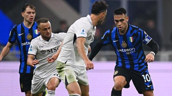 Penyerang Inter Milan, Lautaro Martinez berupaya melewati penjagaan bek Napoli Amir Rrahmani, pada pekan 12 Liga Italia Serie A, di Stadion Giuseppe Meazza, Senin (11/11/2024).